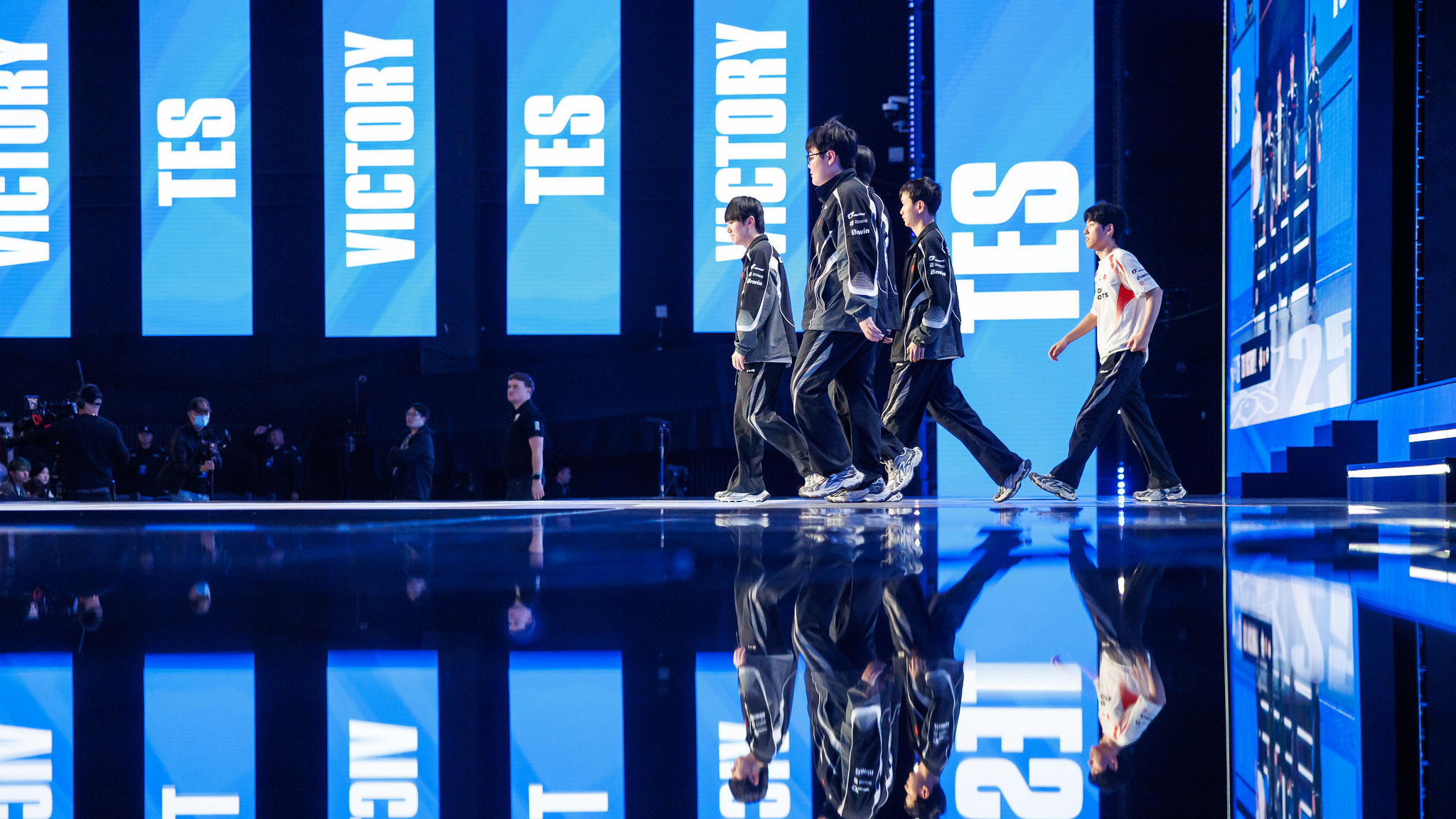 Riot Worlds 25 visual 15.